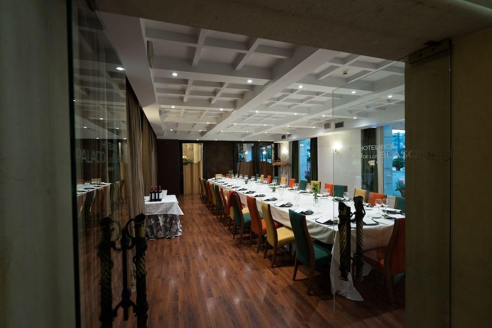Rice Palacio De Los Blasones Burgo Екстериор снимка